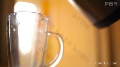 用热水倒入装有茶叶的玻璃杯泡茶